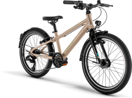 PUKY Juniorcykel, en beige 20-tums mountainbike designad för barn i åldern 6 år, har en robust ram med en svart sits, breda däck och en framgaffel. Den har ergonomiska handtag och är utrustad med SHIMANO Nexus skivbromsar och en dynamodriven frontljus. Cykeln visas mot en vanlig svart bakgrund.