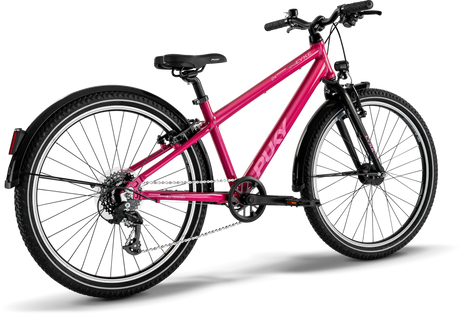 En PUKY Juniorcykel - 24 Tum - 8 år - 8 Gear - Dynamo Lampa, i rosa med svart styre, säte och däck, visas mot en svart bakgrund. Den har en robust ram, främre fjädrande gaffel och breda däck för terrängcykling. Denna Puky Cyke har också ett växelväxelsystem och framstående varumärke på 24 Tum-ramen.