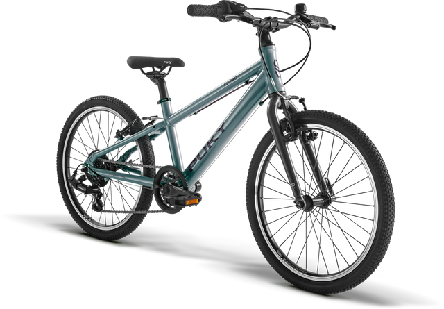 Vi presenterar PUKY Juniorcykel Lättvikt 20 Tum: en elegant silvercykel med ram i aluminiummaterial, svart styre och vadderad sits. Den har 7 växlar för smidig körning och knöliga däck som är perfekta för terrängäventyr. Designad för barn från 6 år och uppåt.