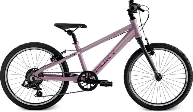 En iögonfallande rosa Juniorcykel lättvikt från PUKY, designad för barn från 6 år och uppåt, med en robust svart sits och styre. Ramen visar stolt "FURY", medan cykeln också är utrustad med en 7-växlad bakväxel, främre och bakre bromsar och knöliga däck perfekta för olika terränger. Denna 20-tums Barncykel är idealisk för alla unga äventyrare.