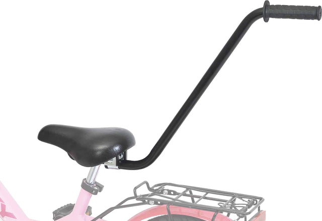 En svart PUKY Hjälpstolpe för barncyklar, liknande den eleganta Puky FLH-serien, är fäst på baksidan av en rosa barncykel. Det gör det möjligt för en vuxen att hjälpa till med balans eller knuff. Bilden visar sätet och en del av bakhjulet utrustade med ett ställ, vilket tipsar om härliga barncyklaräventyr.